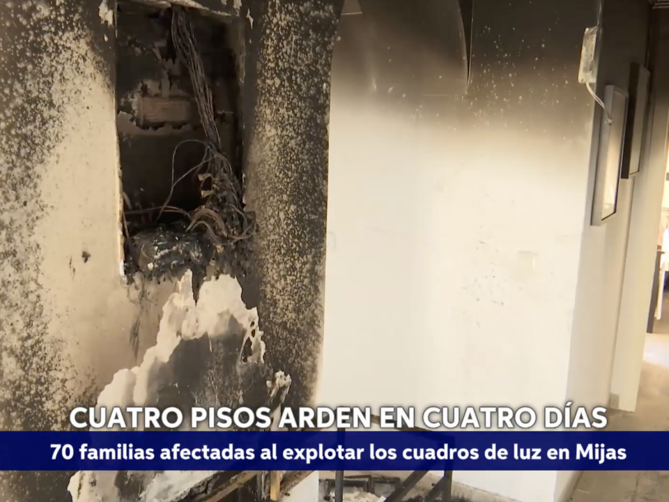 Montaje: Arden cuatro pisos en Mijas al explotar los cuadros de luz (Canal Sur noticias 11.08.2025)